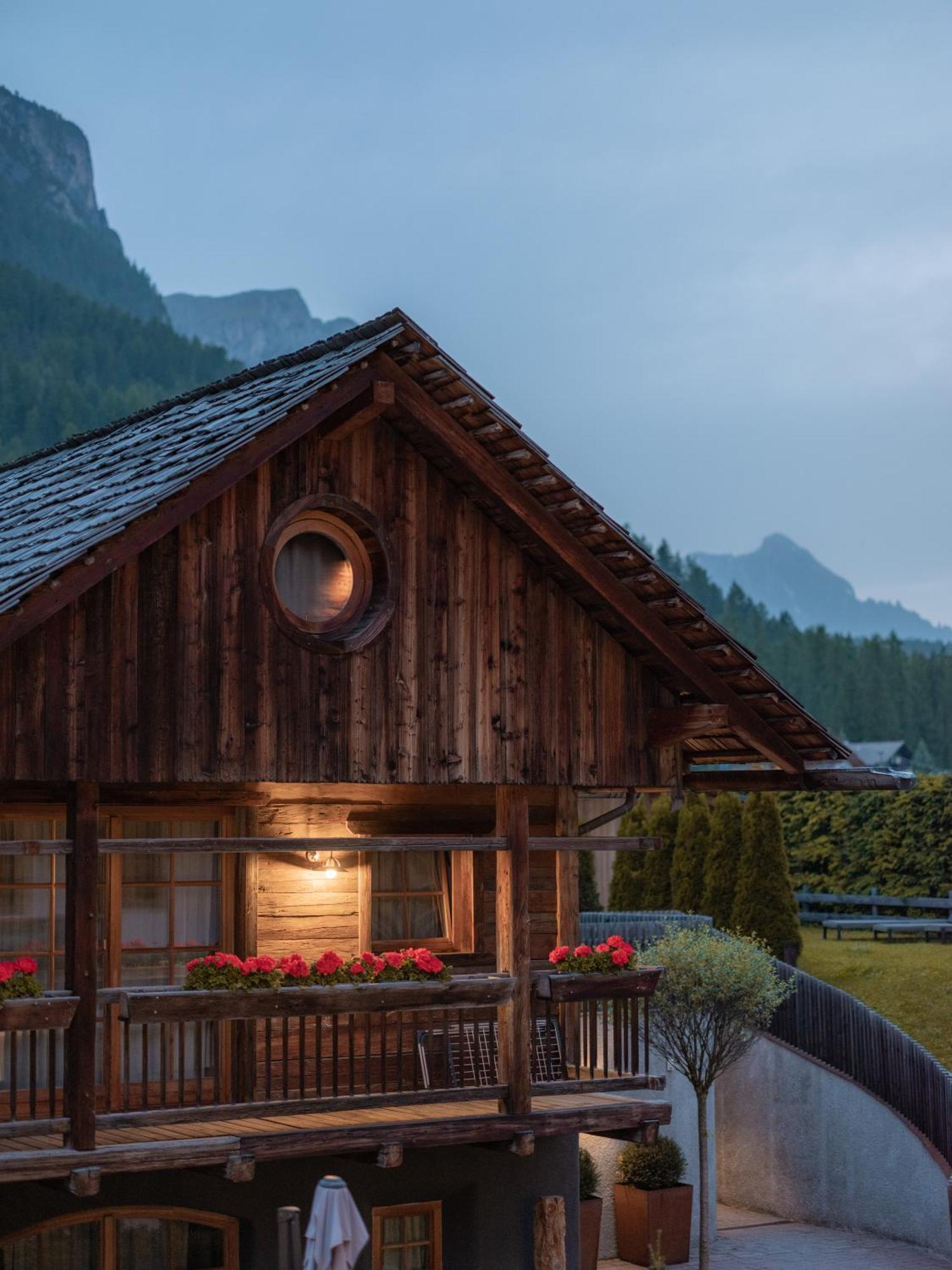 Sportony Mountain Lodges La Villa  Exteriör bild
